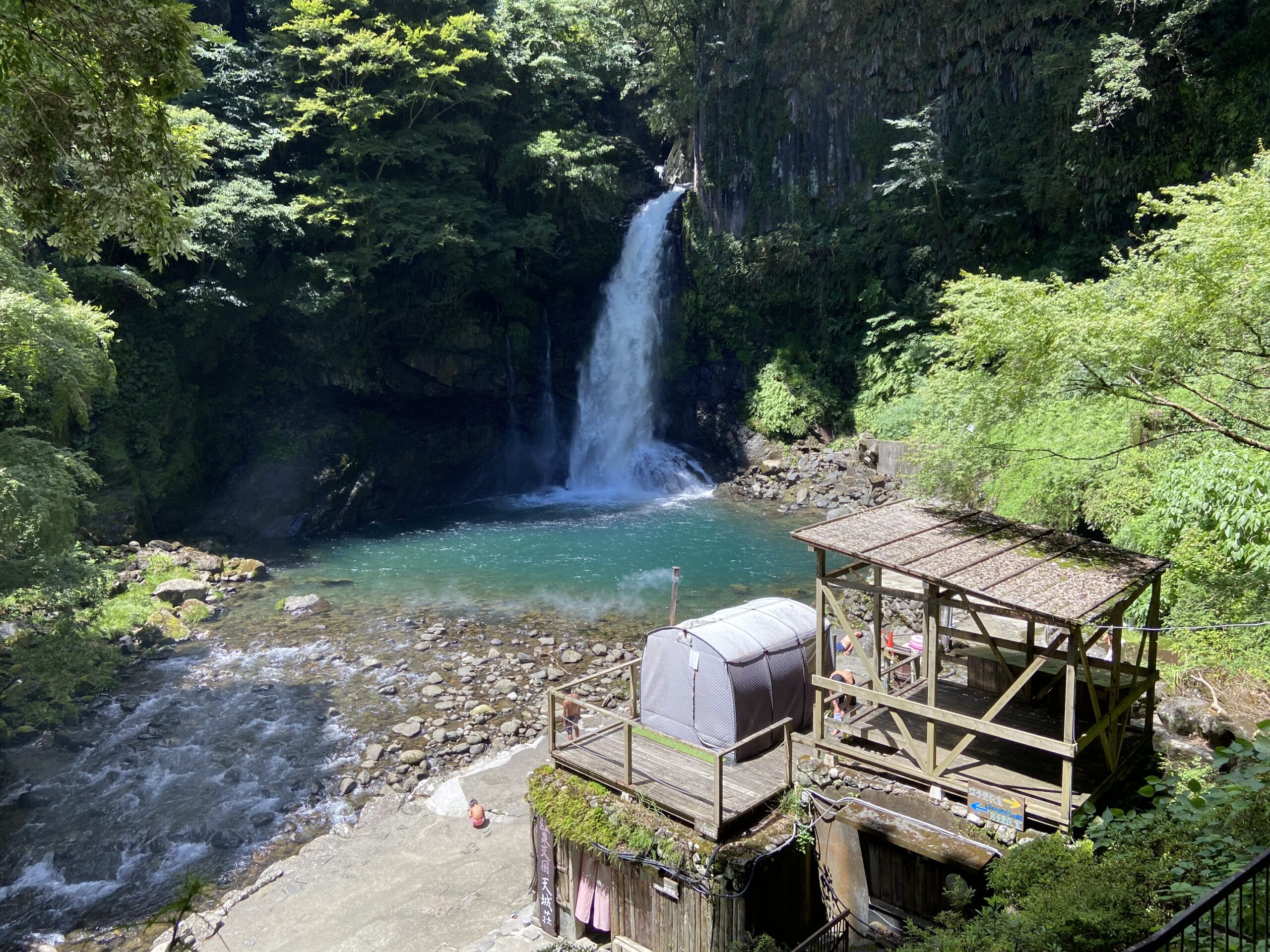 静岡伊豆】滝の麓の天然水風呂が最高。天城荘テントサウナ｜トラベル